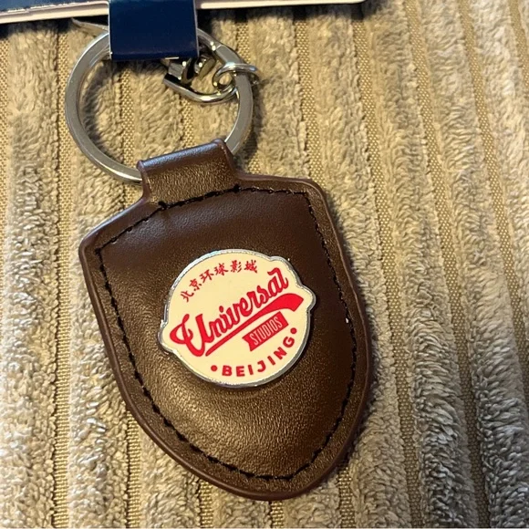 Universal Studios Beijing Logo Keychain Brown Leather New - Picture 6 of 6